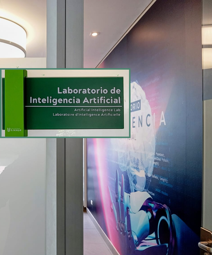 Espacio del Laboratorio de Inteligencia Artificial con mural tecnológico